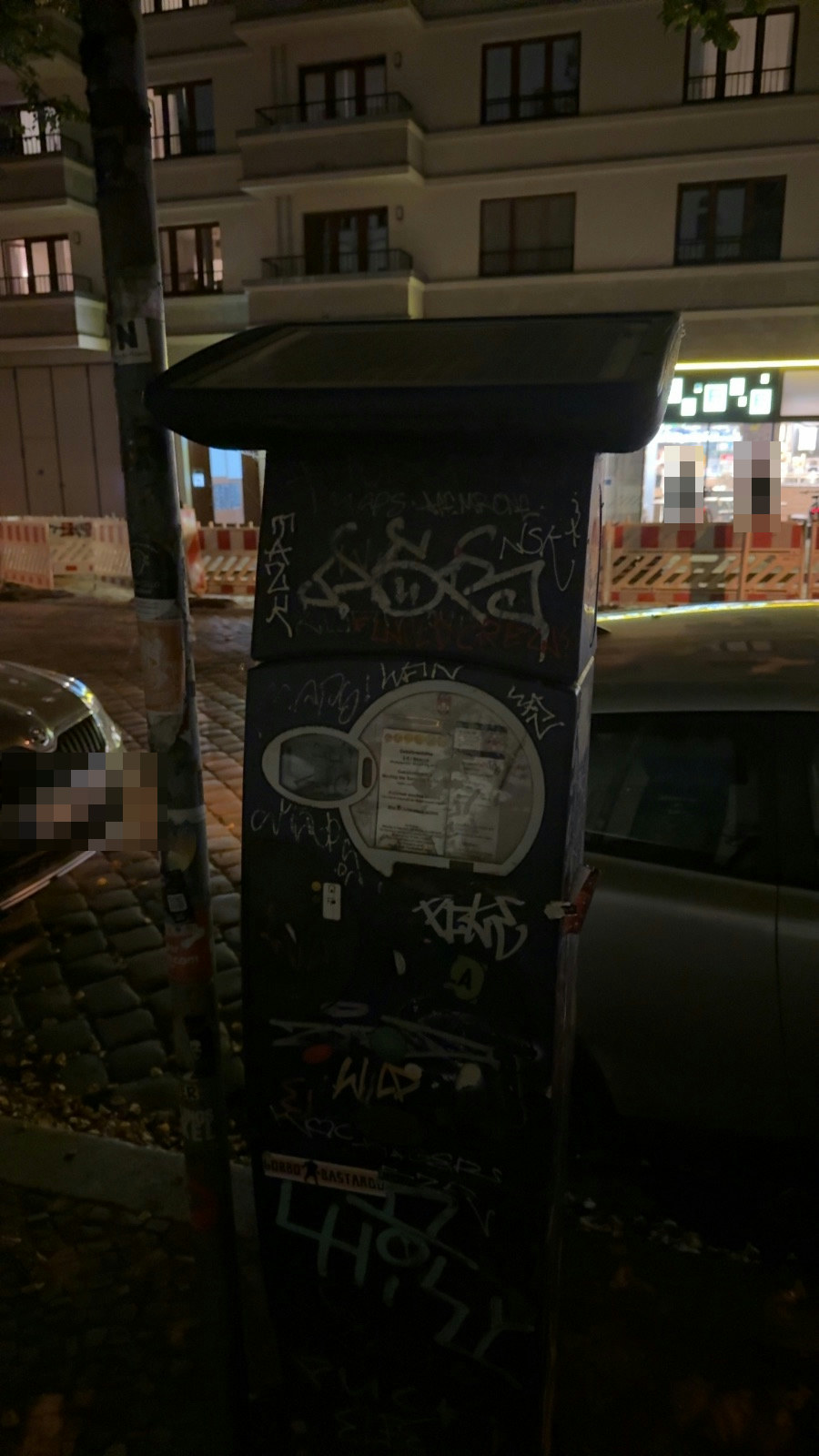 Parkscheinautomat auf dem Gehweg mit umfangreicher Graffiti-Beschriftung besprüht, Marienburger Straße 35, Pankow