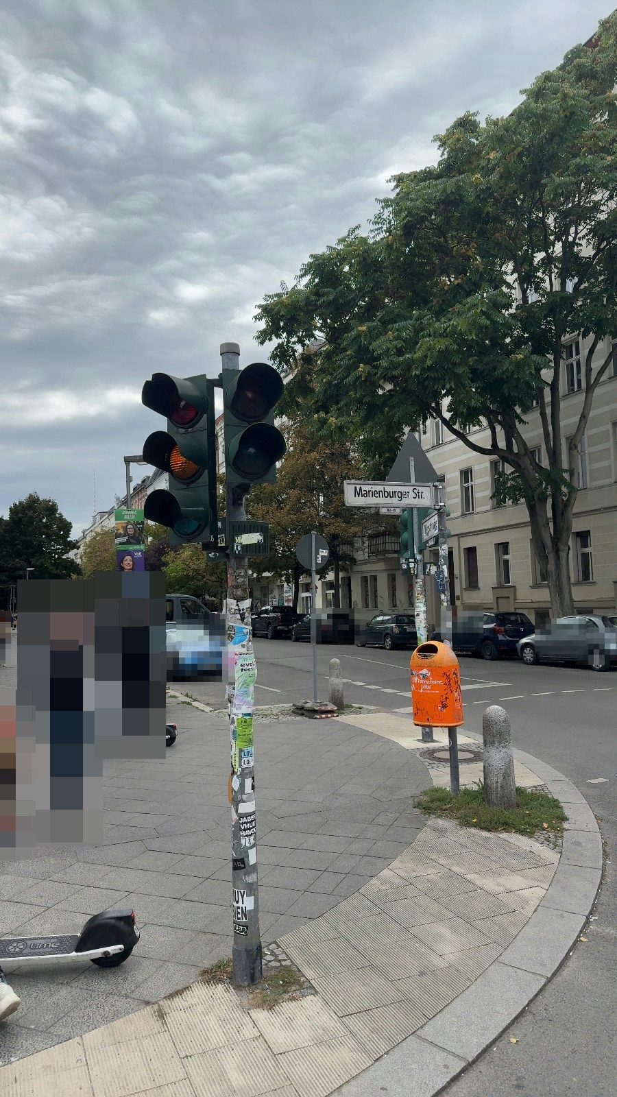 Ampel mit defektem Signalgehäuse und fehlenden oder beschädigten Leuchten an der Marienburger Straße, Marienburger Straße, Pankow