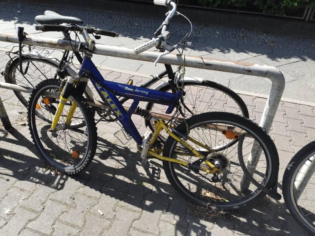 Foto zur Meldung: Abfall - Schrottfahrräder entsorgt