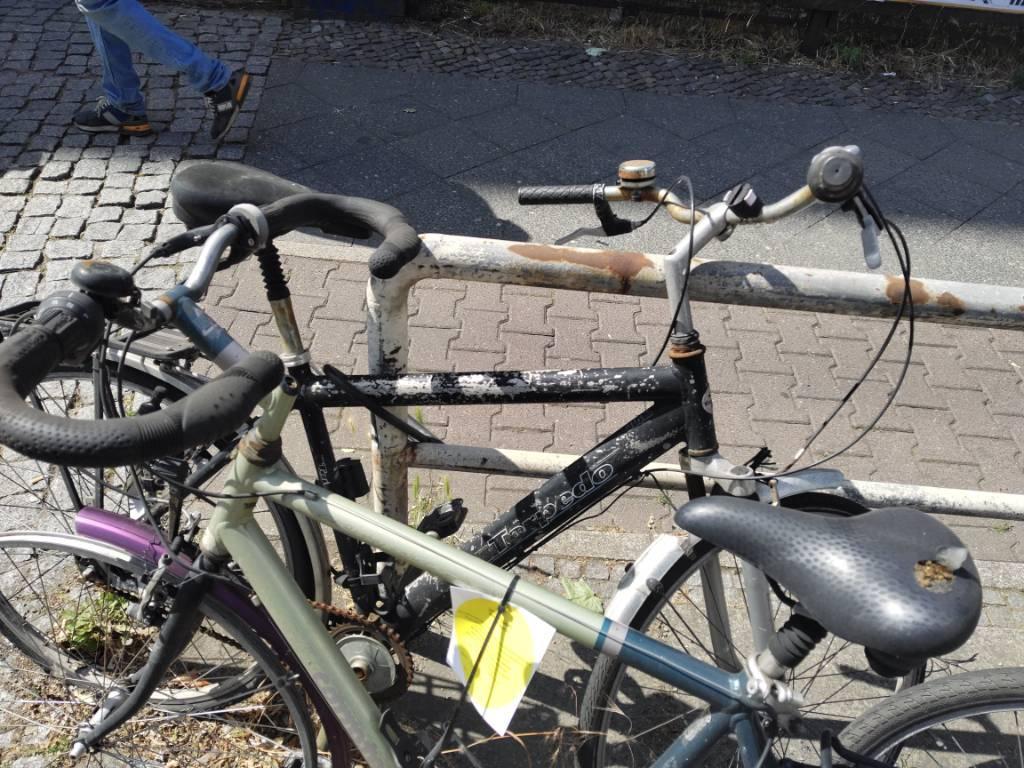 Foto zur Meldung: Abfall - Schrottfahrräder entsorgt