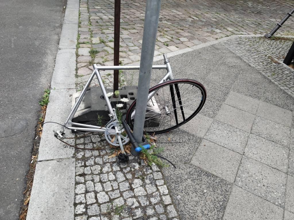 Foto zur Meldung: Abfall - Schrottfahrräder entsorgt