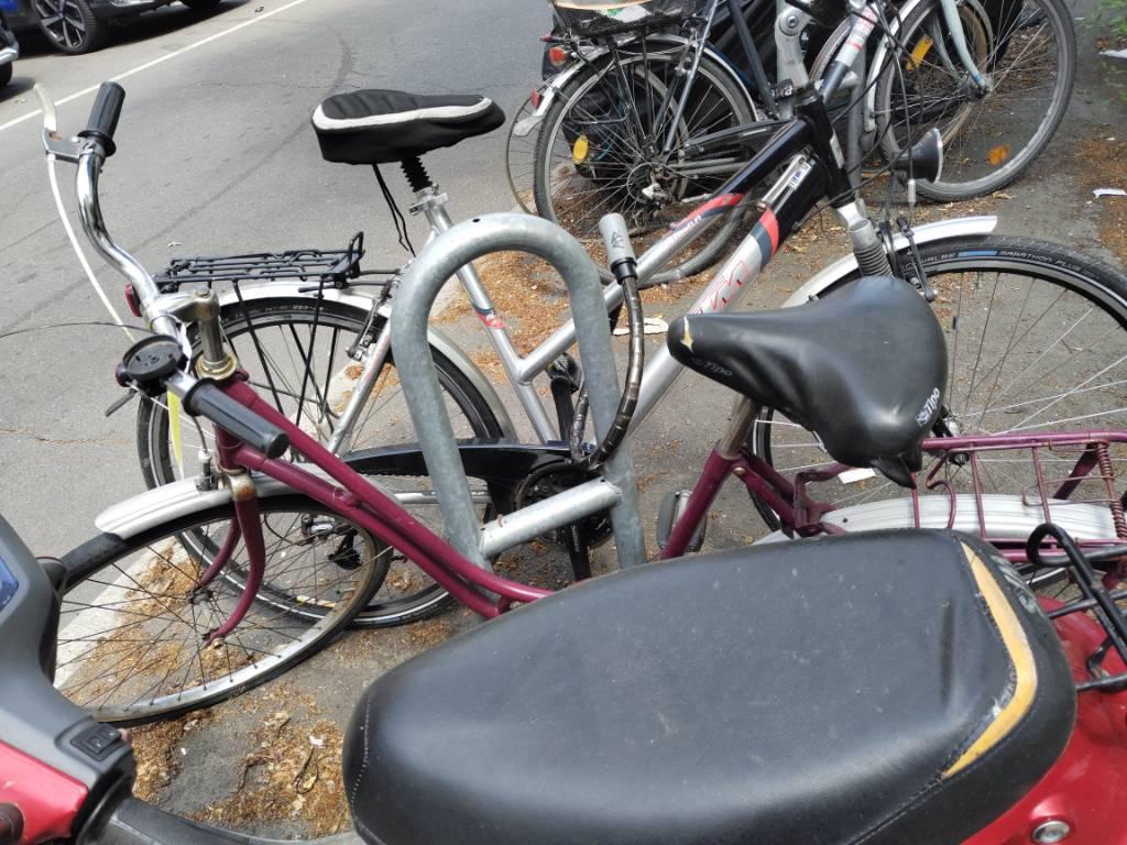 Foto zur Meldung: Abfall - Schrottfahrräder lila