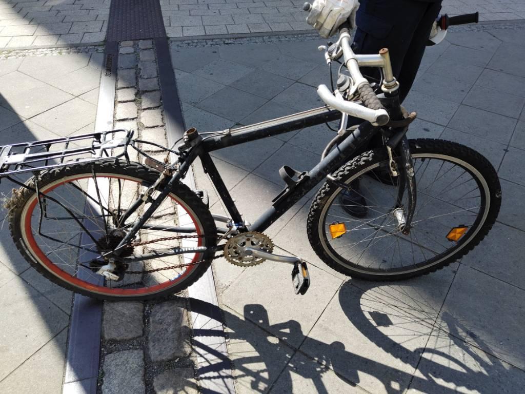 Foto zur Meldung: Abfall - Schrottfahrräder entsorgt
