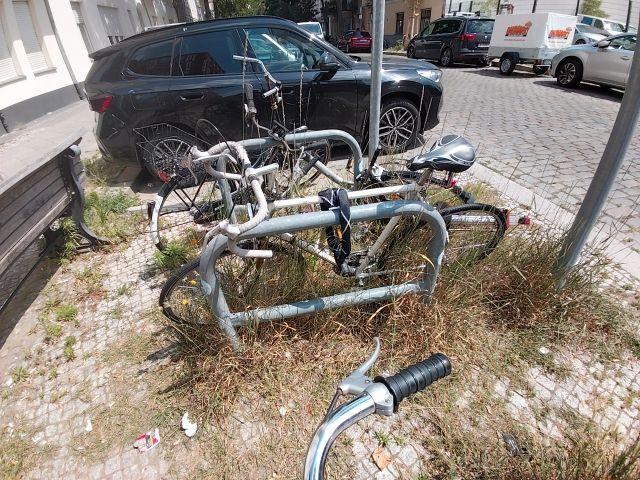 Foto zur Meldung: Abfall - Schrottfahrräder