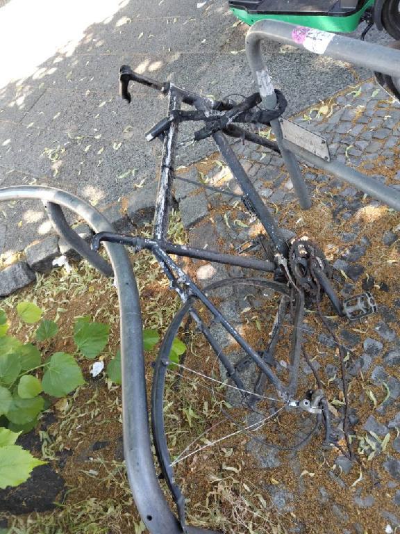 Foto zur Meldung: Abfall - Schrottfahrräder entsorgt