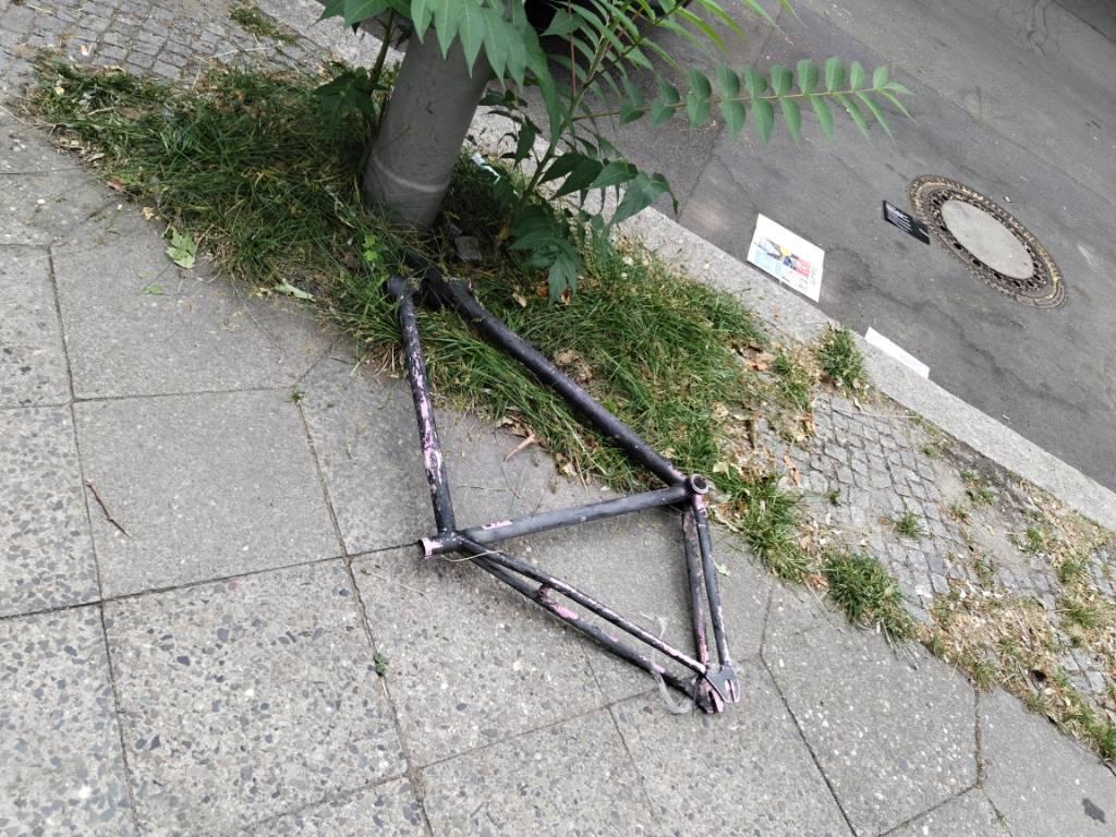Foto zur Meldung: Abfall - Schrottfahrräder entsorgt