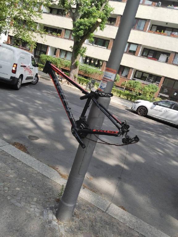 Foto zur Meldung: Abfall - Schrottfahrräder entsorgt