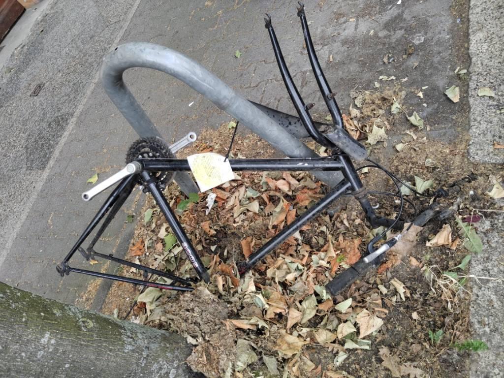 Foto zur Meldung: Abfall - Schrottfahrräder entsorgt
