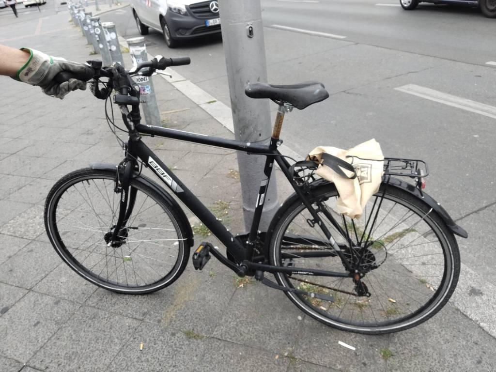 Foto zur Meldung: Abfall - Schrottfahrräder entsorgt