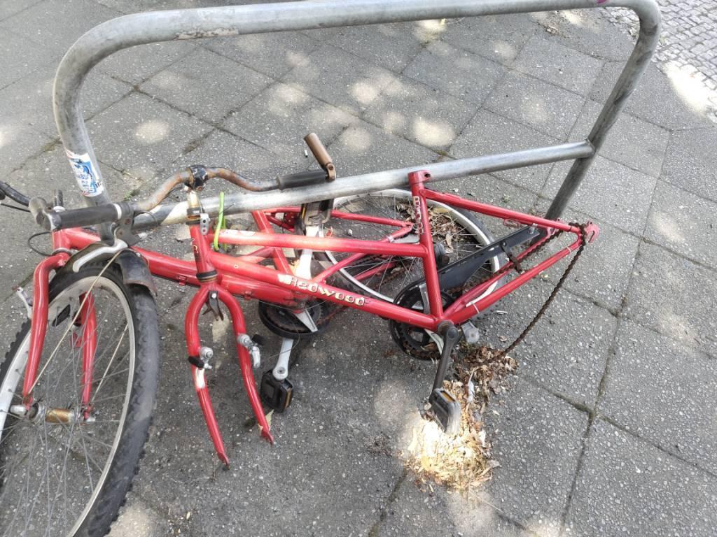 Foto zur Meldung: Abfall - Schrottfahrräder entsorgt