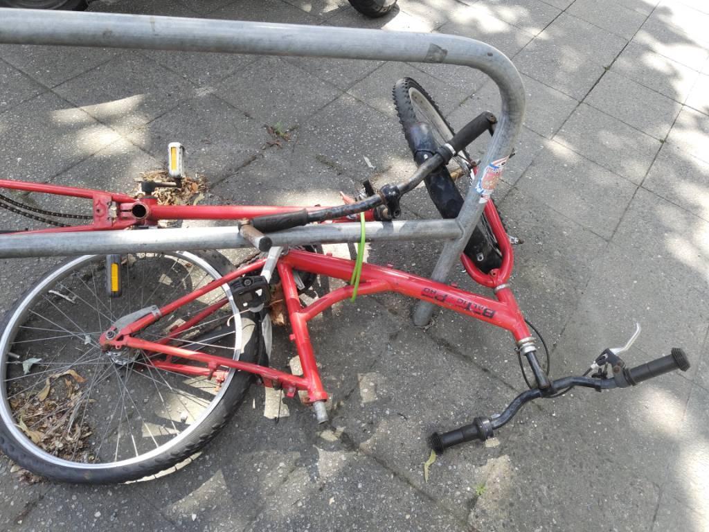 Foto zur Meldung: Abfall - Schrottfahrräder entsorgt