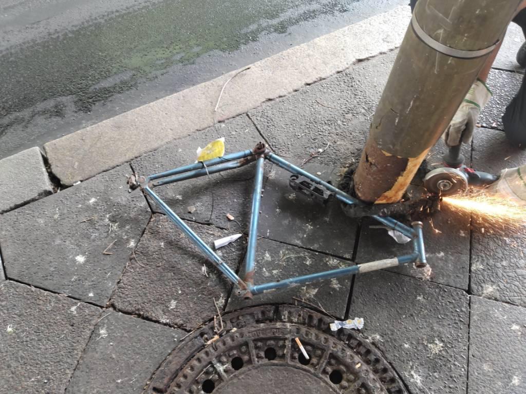 Foto zur Meldung: Abfall - Schrottfahrräder entsorgt