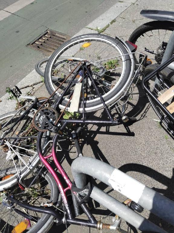 Foto zur Meldung: Abfall - Schrottfahrräder liste