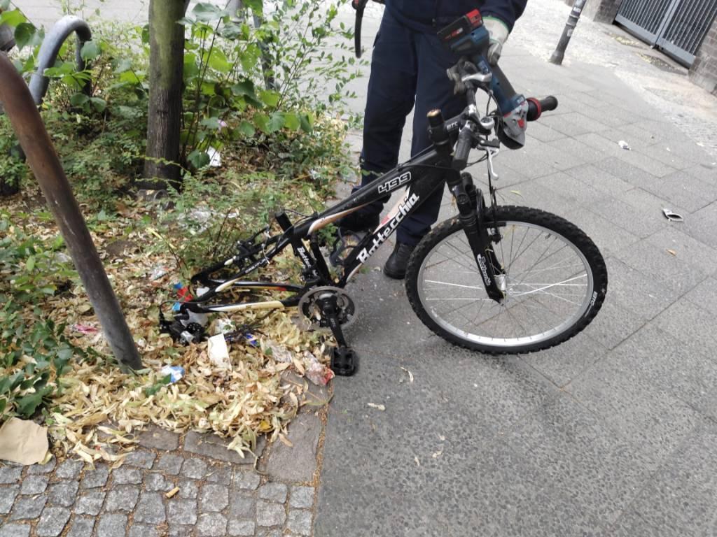 Foto zur Meldung: Abfall - Schrottfahrräder entsorgt