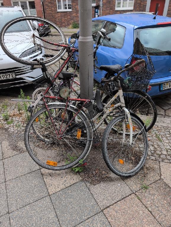 Foto zur Meldung: Abfall - Schrottfahrräder pr.