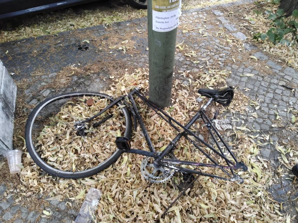 Foto zur Meldung: Abfall - Schrottfahrräder entsorgt