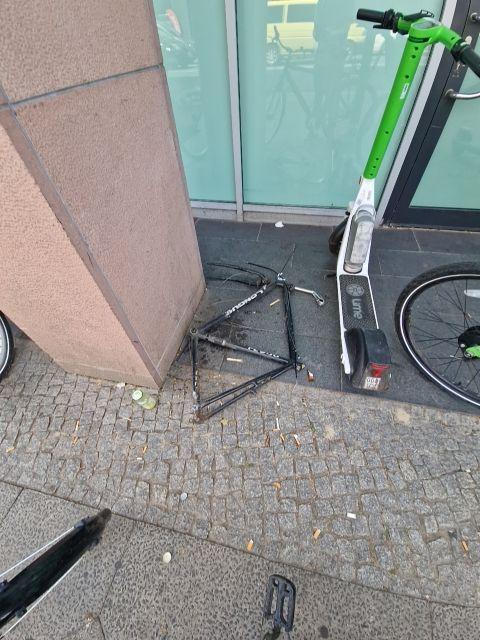 Foto zur Meldung: Abfall - Schrottfahrräder liste