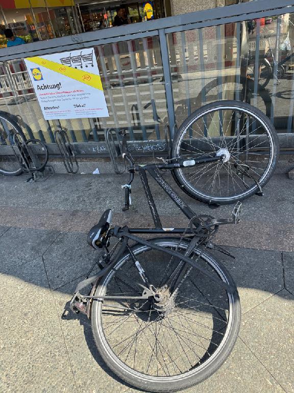 Foto zur Meldung: Abfall - Schrottfahrräder pr