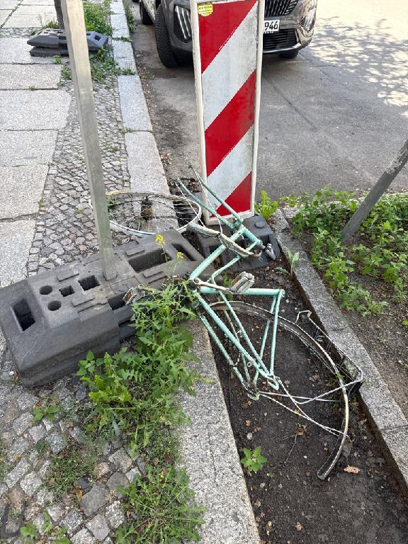Foto zur Meldung: Abfall - Schrottfahrräder entsorgt