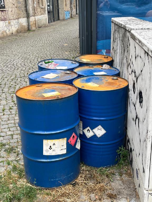 Foto zur Meldung: Fässer (unbekannte Stoffe) abgelagert