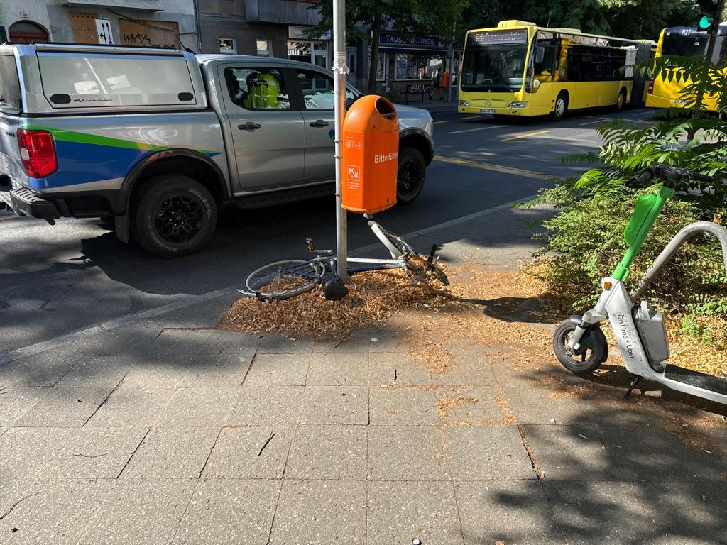 Foto zur Meldung: Abfall - Schrottfahrräder entsorgt