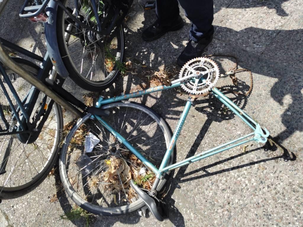 Foto zur Meldung: Abfall - Schrottfahrräder entsorgt