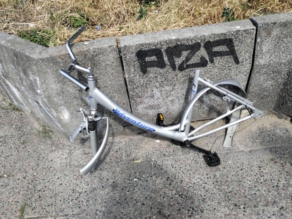 Foto zur Meldung: Abfall - Schrottfahrräder entsorgt