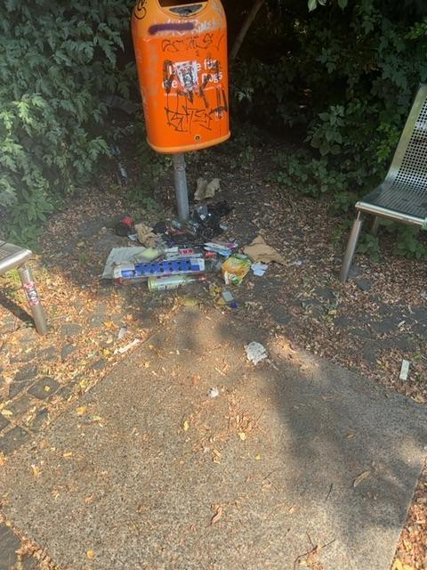 Foto zur Meldung: Flaschen (unbekannte Stoffe) abgelagert