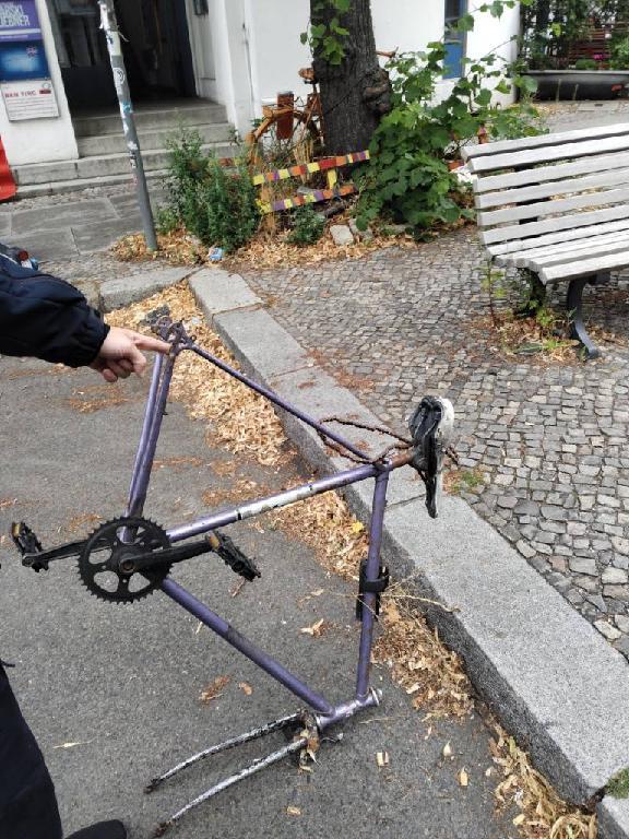 Foto zur Meldung: Abfall - Schrottfahrräder entsorgt