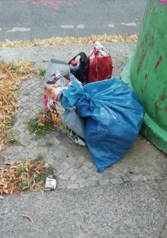 Foto zur Meldung: Kanister (unbekannte Stoffe) abgelagert