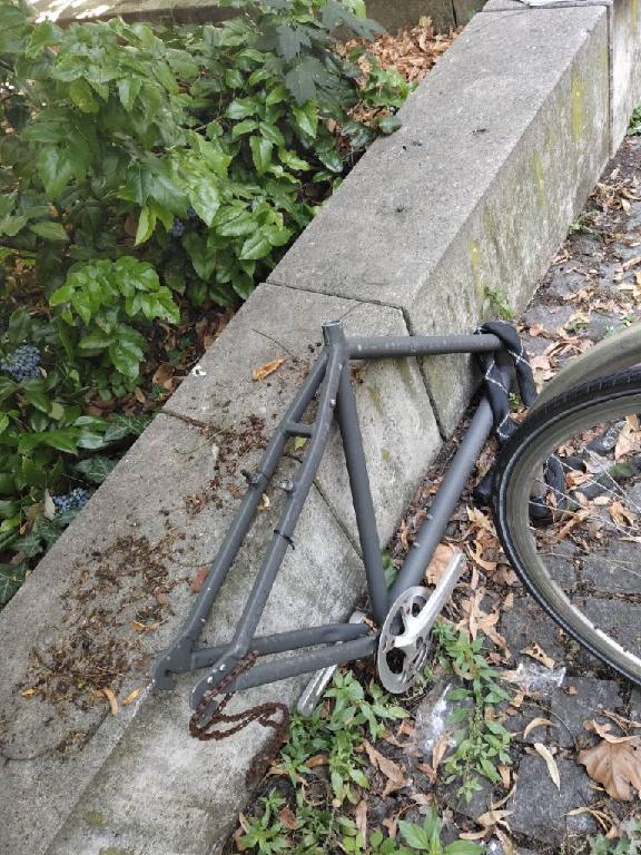 Foto zur Meldung: Abfall - Schrottfahrräder entsorgt