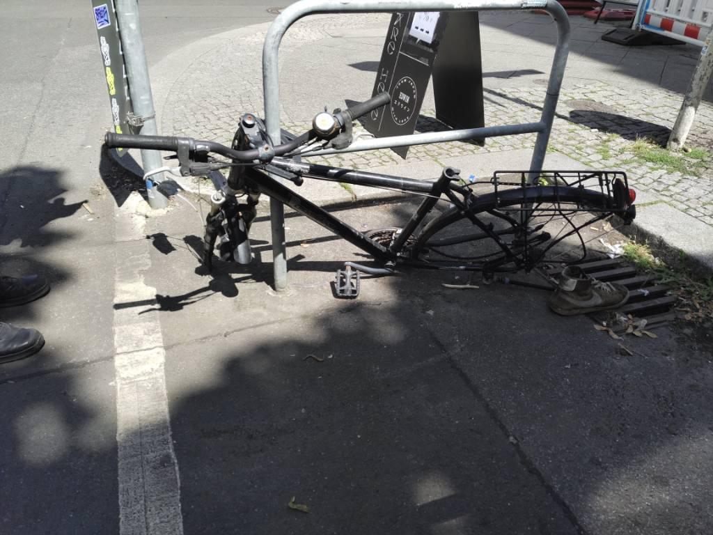 Foto zur Meldung: Abfall - Schrottfahrräder entsorgt