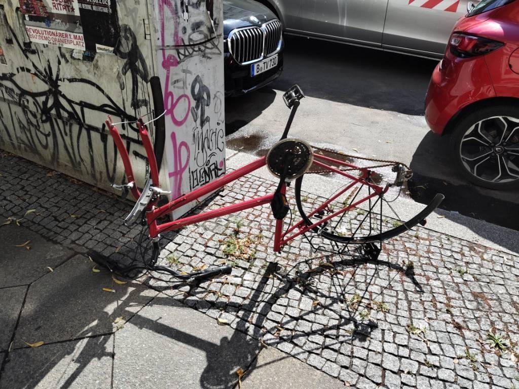 Foto zur Meldung: Abfall - Schrottfahrräder entsorgt