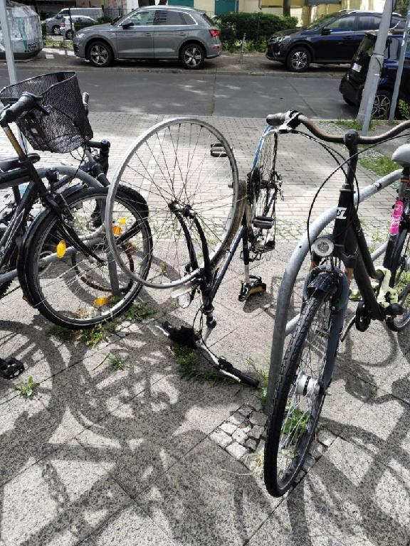 Foto zur Meldung: Abfall - Schrottfahrräder entsorgt