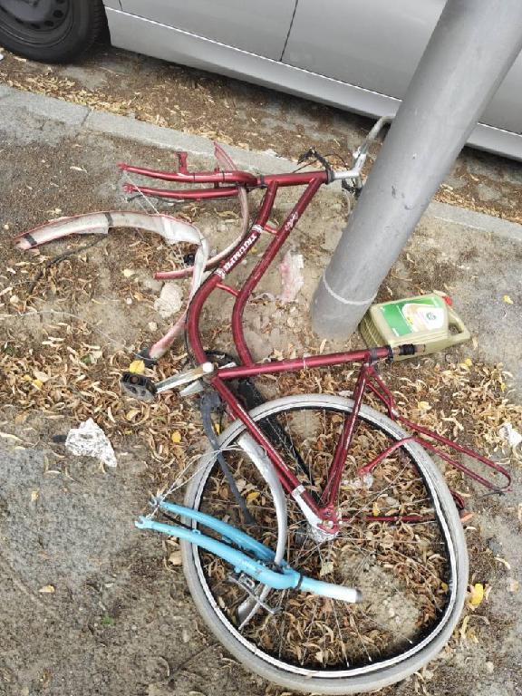 Foto zur Meldung: Abfall - Schrottfahrräder entsorgt