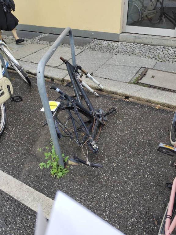 Foto zur Meldung: Abfall - Schrottfahrräder