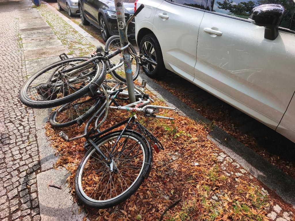 Foto zur Meldung: Abfall - Schrottfahrräder pr.