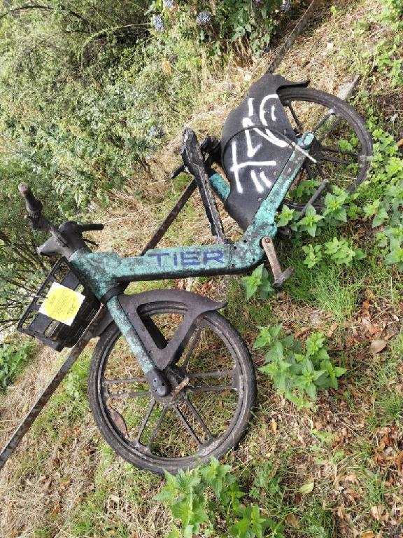 Foto zur Meldung: Abfall - Schrottfahrräder entsorgt