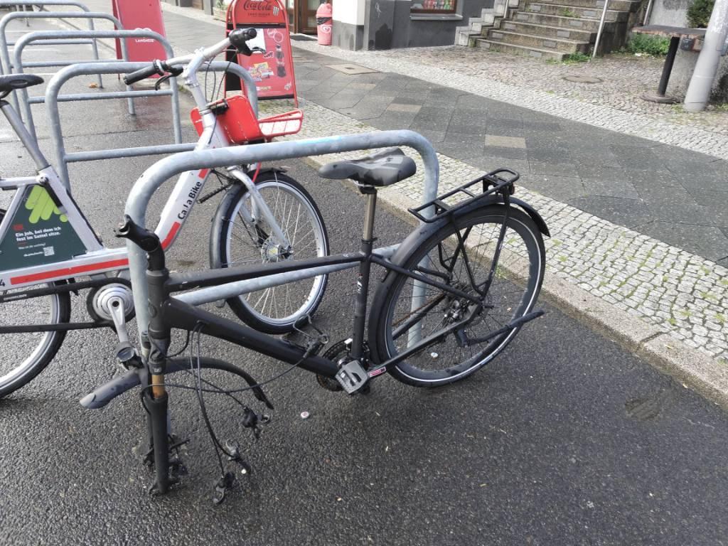 Foto zur Meldung: Abfall - Schrottfahrräder entsorgt
