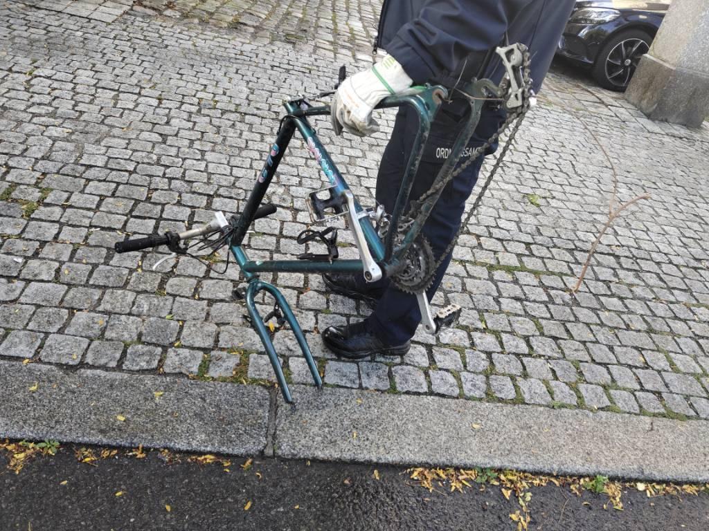 Foto zur Meldung: Abfall - Schrottfahrräder entsorgt