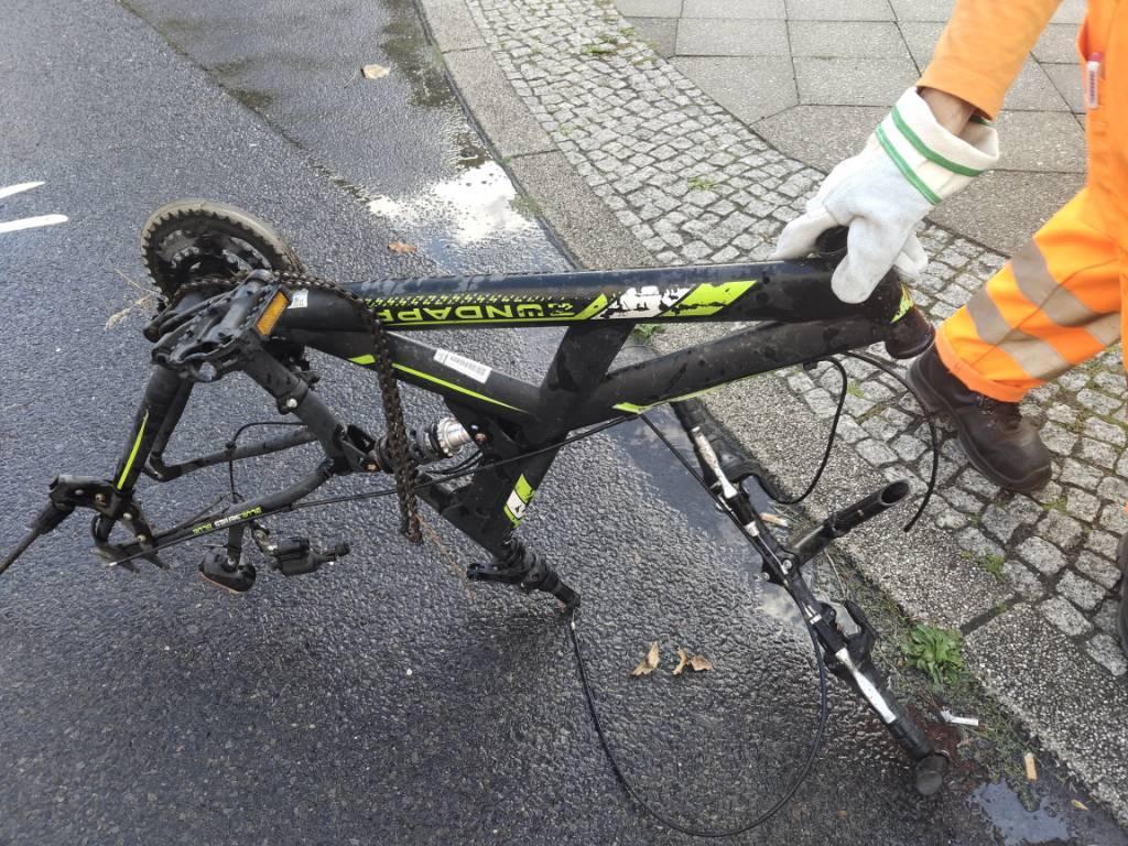 Foto zur Meldung: Abfall - Schrottfahrräder entsorgt