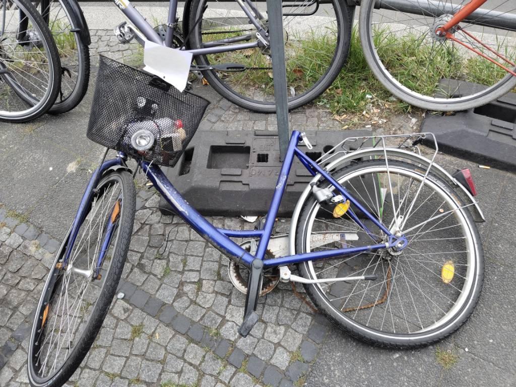 Foto zur Meldung: Abfall - Schrottfahrräder entsorgt
