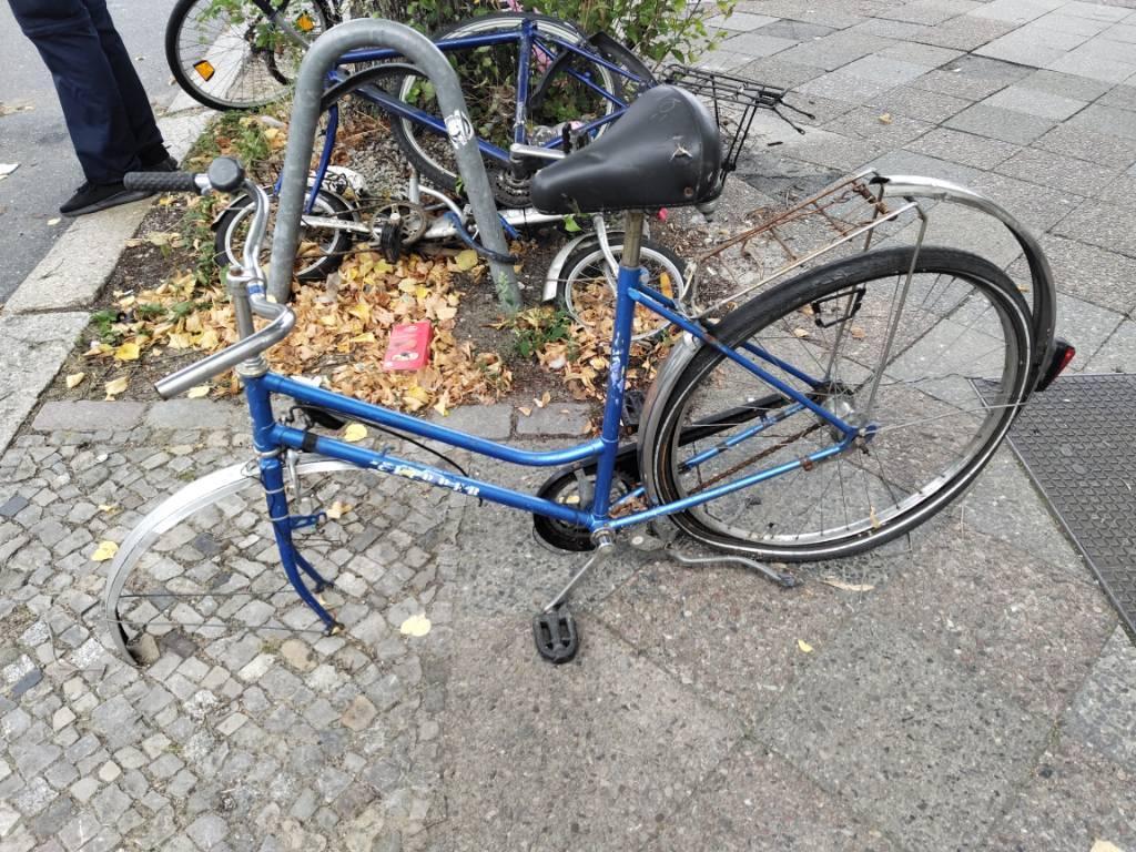 Foto zur Meldung: Abfall - Schrottfahrräder entsorgt