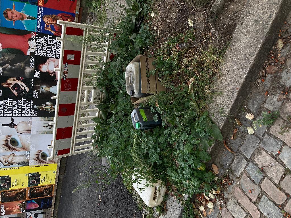 Foto zur Meldung: Kanister (unbekannte Stoffe) abgelagert