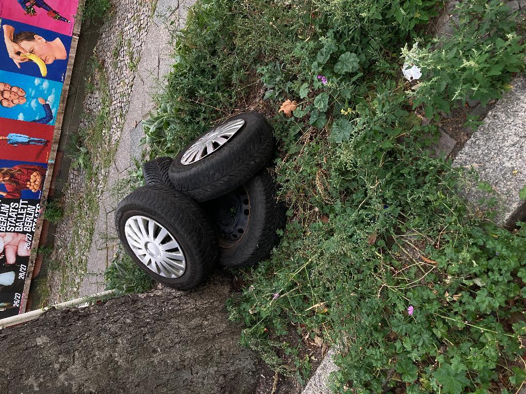 Foto zur Meldung: Kanister (unbekannte Stoffe) abgelagert